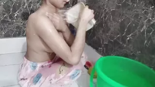 Muslim girlfriend ko bathroom MMS video bna liya