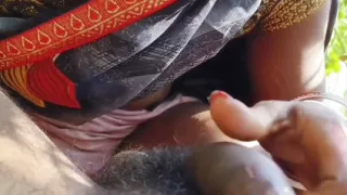 Indian desi village wife ko bhaiya ne ganv ke khet me patni ko chudai kiya.dehat jungal me husband wife ki sexy hindi video