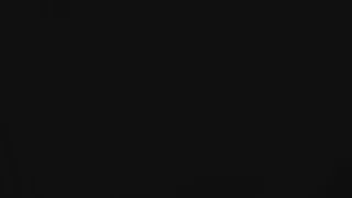 Dunkelhaariges Girl reitet grauhaarigen Opa