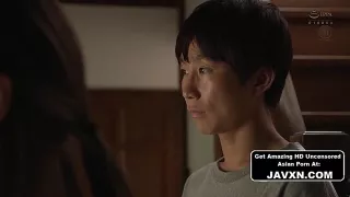 Junges asiatisches Tittenluder beim vögeln