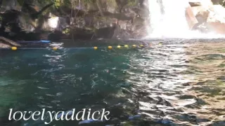 Naligo sa malamig na tubig ng ilog. Outdoor shower.waterfall shower