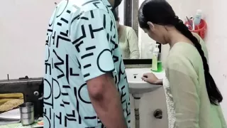 Muslim Padosan ko saaman dene ke bahane pel diya