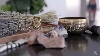 Schwarzhaarigem Girl nach dem Blasen die rasierte Möse gestopft