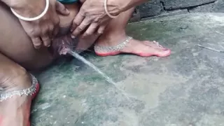 bhabhi khana banane ke time peshab kar diya