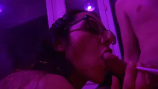 je le suce en tirant sur ma clope