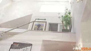 Junges Dreilochluder mit braunen Haaren lässt sich Hardcore ficken