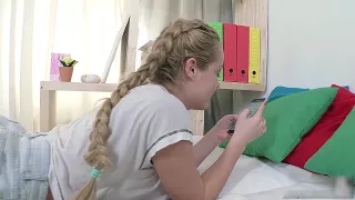 Blonde Freundin in den Po gefickt