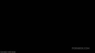 Dunkelhaariges Analluder reitet einen Dildo und einen BBC