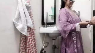 Sister in law ko bathroom ke paas pakad ke jabar dasti pela