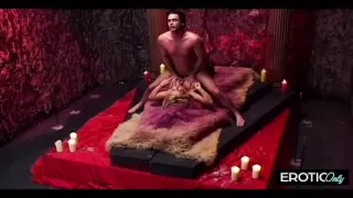 Deutsche Mitbewohnerin macht ihn verrückt auf der Couch