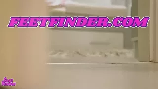 Mädchen mit dunkelblonden Haaren lässt sich in der Küche ficken