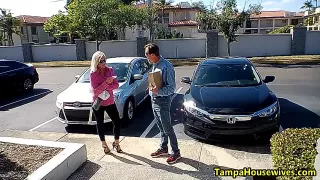 Blonde Hausfrau fickt mit einem fremden Typen