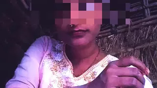Desi mallu aunty pink frock me chuchi masala rahi hai