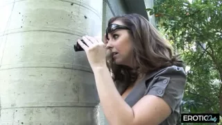 Er bringt sie zum Zittern ohne Rücksicht