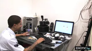 Er zieht sie ran und treibt sie zur Ekstase