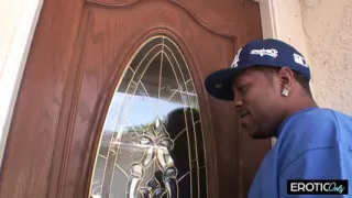 Sie saugt ihn tief ein und will mehr davon