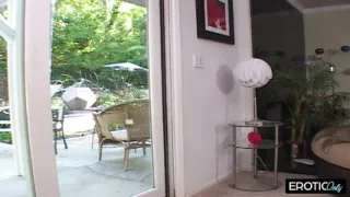 Sie nimmt jeden Zentimeter wie eine Göttin