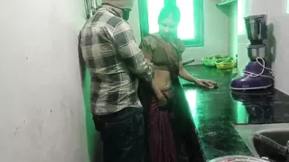 Desi bhabhi ko kitchen me hi pel diya