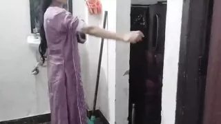 Malik ne muze paise dekar jabar dasti pakad ke pel diya