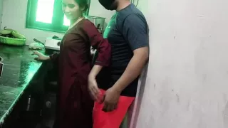 Naukrani ko malik ne kichen me hi pakad ke pel diya