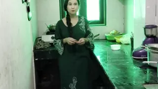 Bhabhi ko kichen me jakar jabar dasti pela