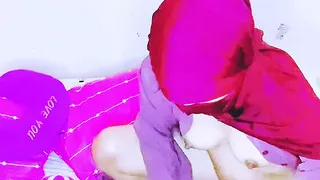 Binal veil woman loves WOT while being squeezed by her breast milk