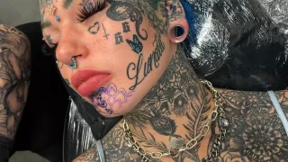 Amber Luke Gets a Stunning Chin Tattoo - AltErotic