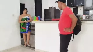 Lucky pizza deal. Colombian with big ass gets fucked hard with her pussy with skinny old delivery man