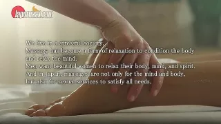 Brünettes Asiagirl reitet einen farbigen Megapimmel