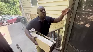 Der schwarze Paketzusteller vögelt die Chica