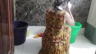 Desi aunty ko saman dene ke bahane pel diya