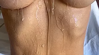 Asa Akira squirtet vorm Ficken