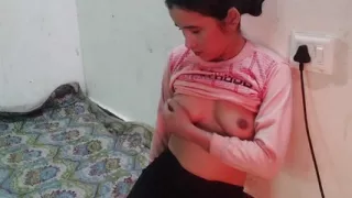 Desi aunty ko saman dene ke bahane pel diya