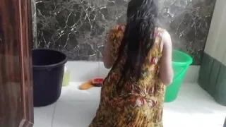Muslim girlfriend ko bathroom MMS video viral