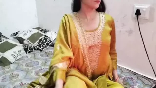 Desi aunty ko saman dene ke bahane pel diya
