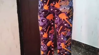 Desi aunty ko saman dene ke bahane pel diya