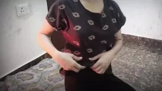 Desi aunty ka chuchi daba daba kar pela