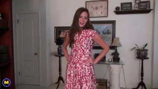 Naughty Slim Milf Getting Naked For You. - MatureNl