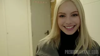 Blondes Flittchen zeigt sich vor der Kamera