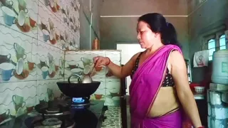 ????Single sister-in-law has sex with delivery boy because her husband is out of India