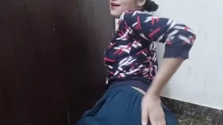 Desi aunty ko saman dene ke bahane pel diya
