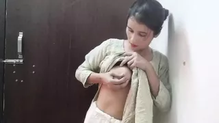 Desi aunty ko saman dene ke bahane pel