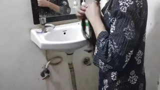 Naukrani ko chod kar bur se paani nikala