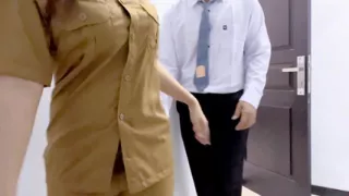 Teachers teach students biology lessons with practice