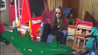 Langhaariger Typ fickt brünettes Flittchen anal