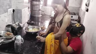 Naukrani ko kichen me hi pakad jabar dasti pela
