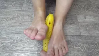 Babe with nice legs, crush a banana with her feet, perfect footjob ending