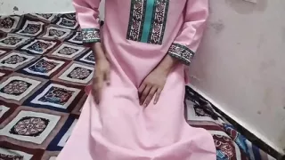 Desi aunty ko saman dene ke bahane pel diya