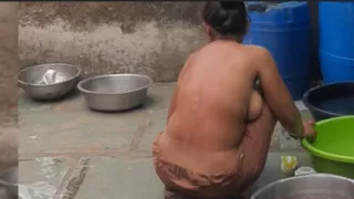 My elder stepbrother&#039;s housewife was completely naked today and the brother-in-law saw it.