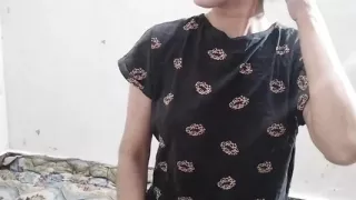 Desi aunty ko saman dene ke bahane pel diya